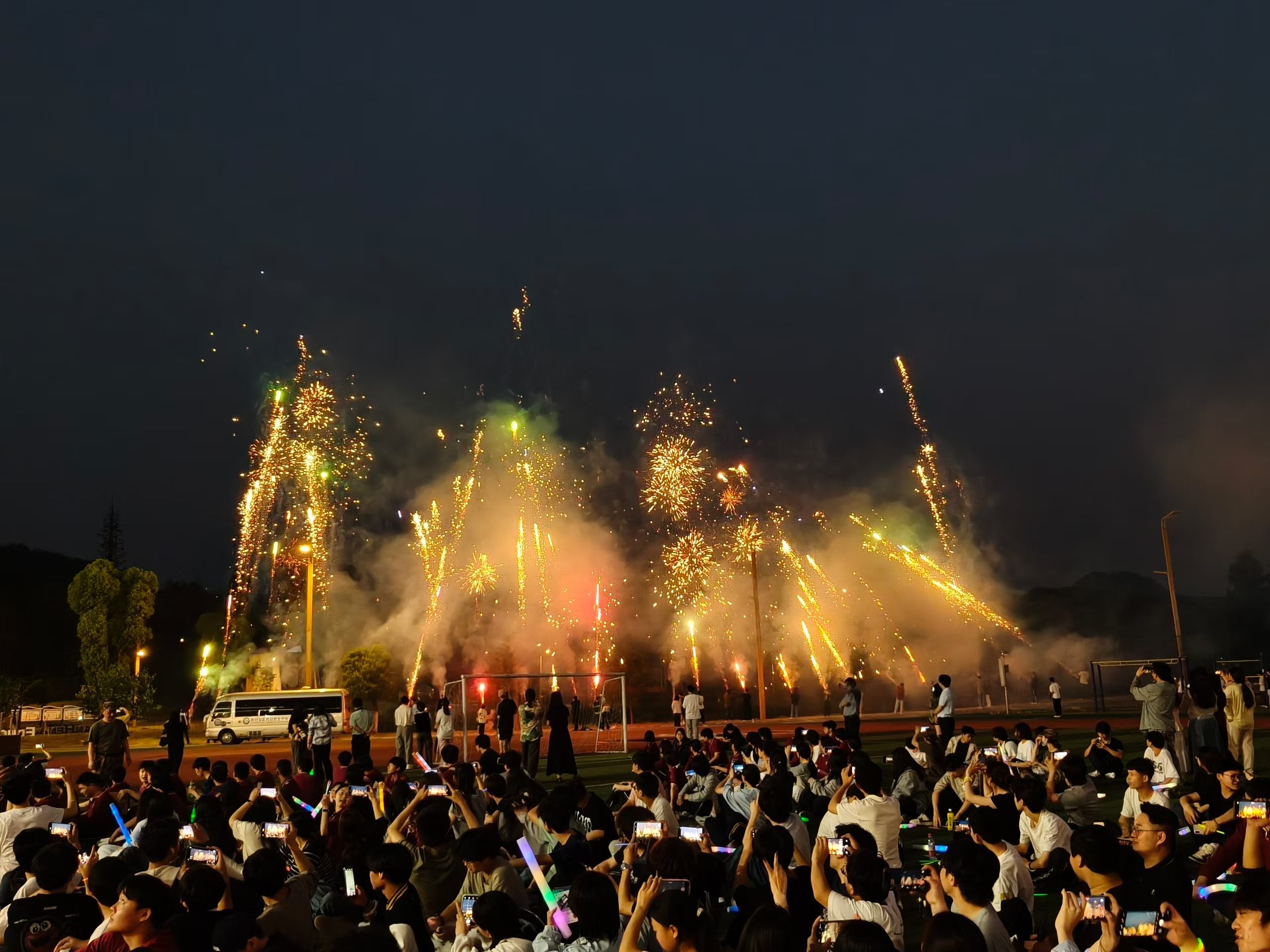 昨晚，嗨翻全场！郴州智能科技职业学院草地星空音乐节燃爆校园